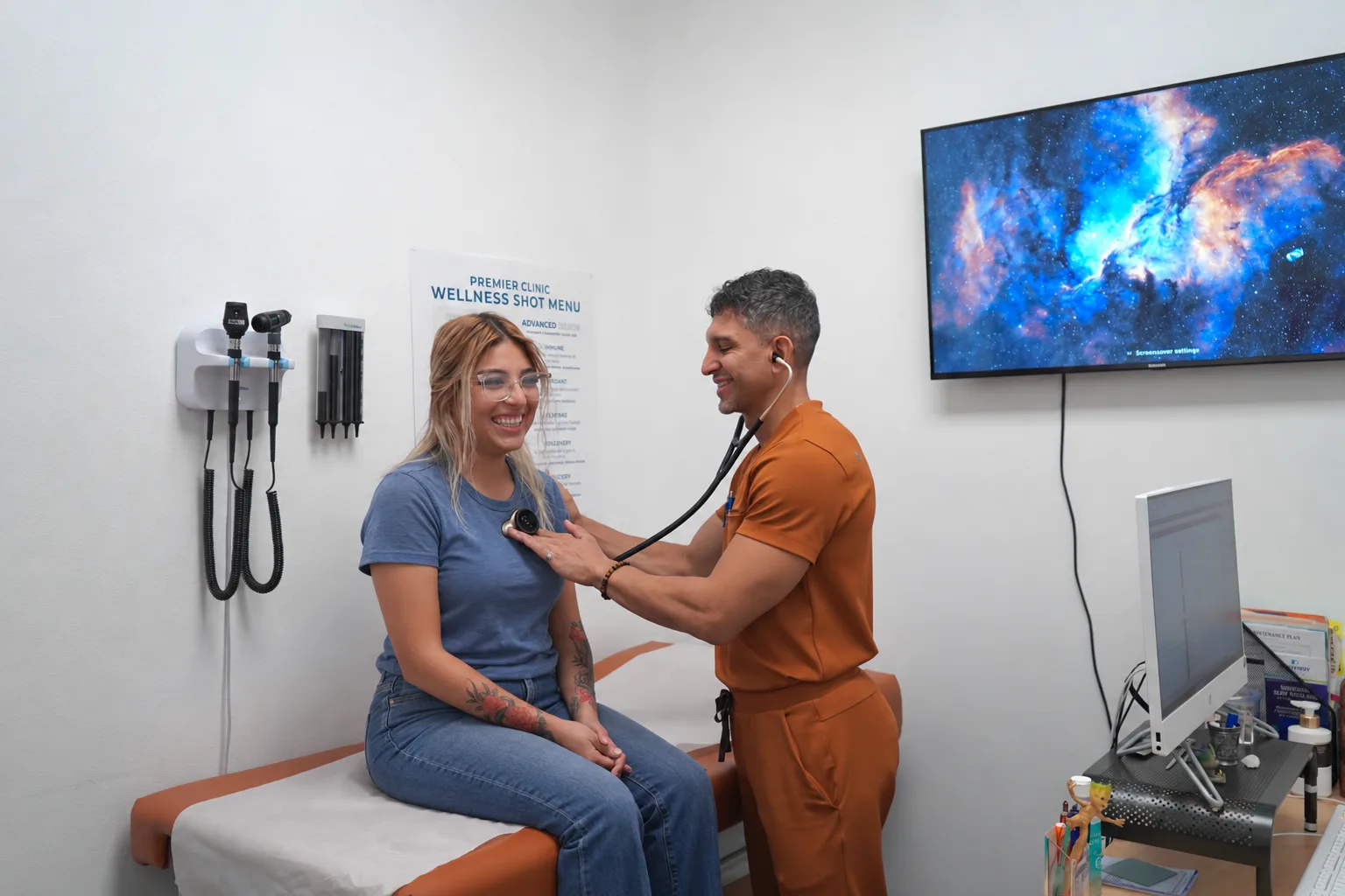Profesional de salud y paciente sonriendo durante una visita en la clínica